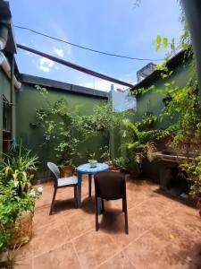 een kleine patio met een tafel en stoelen bij Acutí Departamento in Puerto Iguazú