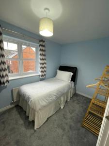 een slaapkamer met een bed voor een raam bij Tootle Drive in Longridge