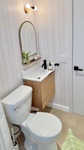 een badkamer met een wit toilet en een wastafel bij Miami CUTE in Miami