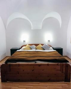 Schlafzimmer mit einem großen Bett und gewölbten Decken in der Unterkunft Obersdorfer Hof in Bad Mitterndorf