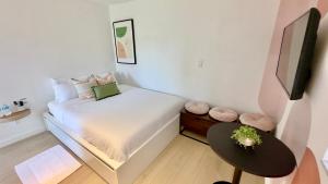 Dormitorio pequeño con cama y mesa en Miami CUTE, en Miami