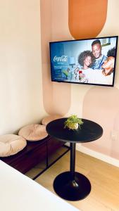 sala de estar con mesa y TV de pantalla plana en Miami CUTE en Miami