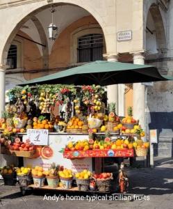 un puesto de frutas con frutas expuestas en un edificio en Andy's Home, en Catania