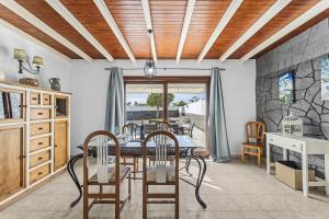 a dining room with a table and chairs at Villa Bezanilla - VipVipVillas in Playa Blanca