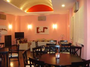 a restaurant with tables and chairs in a room at Hotel León Tierra de Vinos in La Palma del Condado