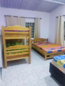 a room with two bunk beds in a room at Mí tesorito in Melgar
