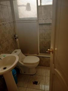 uma casa de banho com um WC e um lavatório em Syj em Loja