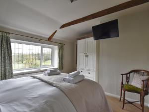 Un pat sau paturi într-o cameră la 2 Bed in Richmond G0059