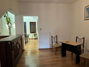 uma sala de estar com uma mesa e uma sala de jantar em Habitacion doble huaca Miraflores em Lima