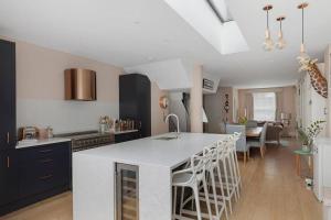 une cuisine avec un comptoir blanc et une salle à manger dans l'établissement Stylish home in the perfect location, à Londres