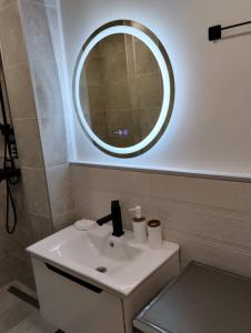 baño con lavabo y espejo en la pared en Central apartment of Tbilisi, en Tiflis