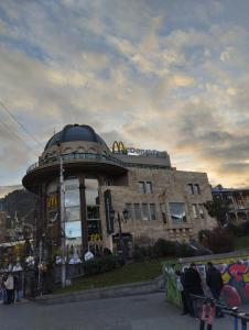 un edificio con una cúpula con gente de pie fuera en Central apartment of Tbilisi, en Tiflis
