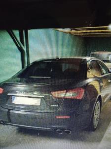 un coche negro aparcado en un garaje en Loft en Amberes