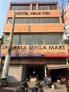 una posada de hotel con motocicletas estacionadas frente a ella en Hotel Walk Inn en Faridabad