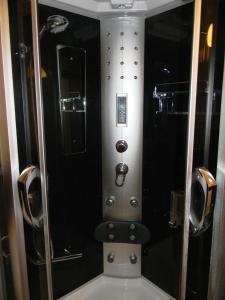 eine Nahaufnahme einer Toilette in einem Badezimmer in der Unterkunft Apartment Luxury Cream in Kaštela