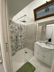 een badkamer met een douche en een wastafel bij Casa concy in Sant'Agnello