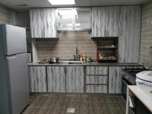 alshahad chalet في Bārsit: مطبخ مع مغسلة وثلاجة