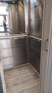 een keuken met roestvrijstalen kraampjes in een restaurant bij Travel ART! in Mar del Plata