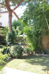 Сад в B&B Al Borgo