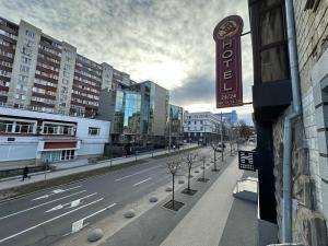 una calle vacía en una ciudad con edificios en Prestige apart-hotel en Chisináu