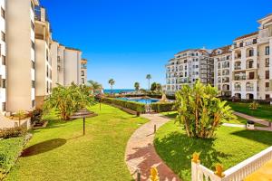 a view of the courtyard of a apartment building at 111 marina duquesa in Manilva