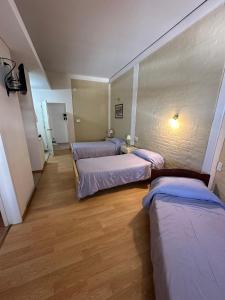 Tempat tidur dalam kamar di Soleado Apart Hotel