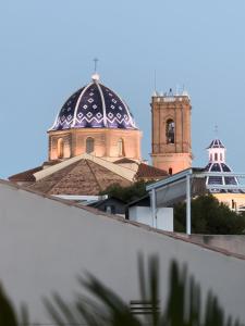 un edificio con una torre de reloj y una iglesia en Duplex Piscina, Terraza y Parking by Vero, en Altea 63 fotos más