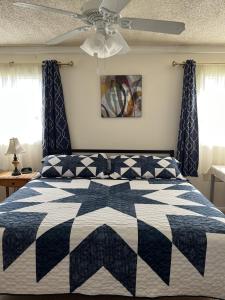 1 dormitorio con 1 cama en blanco y negro con pajarita en Executive Room en North Fort Myers