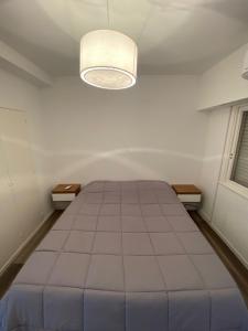 Cama grande en habitación blanca con luz en The maipu residence en Florida