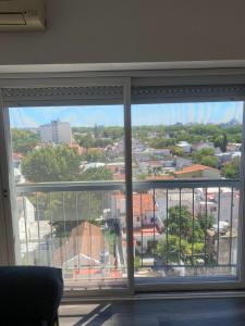 una ventana grande con vistas a la ciudad. en The maipu residence en Florida