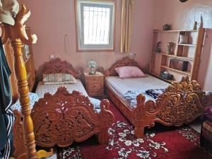 - une chambre avec 2 lits jumeaux et une fenêtre dans l'établissement Maison bord de mer, à Zaouia Sidi Ouaggag
