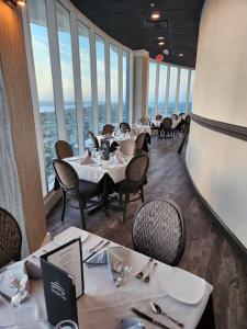 Restoran atau tempat lain untuk makan di 21st Floor Oceanfront Retreat 2bed 2bath Condo