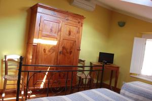 um quarto com um grande armário de madeira ao lado de uma cama em B&B Al Borgo em Ravenna