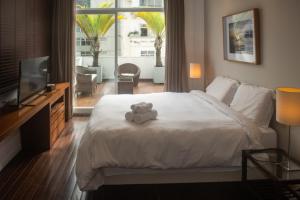 un osito de peluche sentado en una cama en una habitación de hotel en ilive018-2 bedroom Penthouse on Copacabana BEACH, en Río de Janeiro