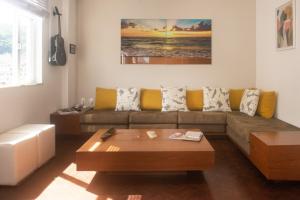 sala de estar con sofá y mesa de centro en ilive018-2 bedroom Penthouse on Copacabana BEACH, en Río de Janeiro