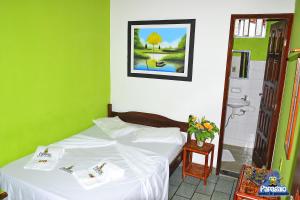 En eller flere senge i et værelse på Papagaio Hostel & Pousada