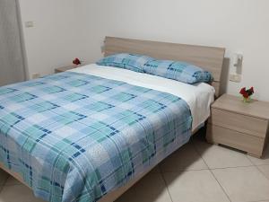 Ένα ή περισσότερα κρεβάτια σε δωμάτιο στο B&B "LE LUCI" CAMERA IN ATTICO SUPER VISTA interno 2 rose rosa