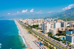 una vista aérea de la playa y del océano en Lumos SPA ALL-IN apartment in Luxury resort full facilities, en Alanya