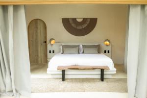 1 dormitorio con cama blanca y mesa en Hotel Tahiti en Puente Iglesias