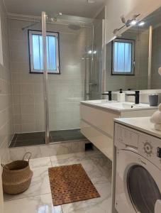 uma casa de banho com um chuveiro e uma máquina de lavar roupa em Charmante maison 10 mn Center Parcs Ailette em Laon