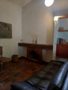 uma sala de estar com um sofá e uma lareira em Eco Hotel La Jicarita em Coatepec
