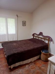 um quarto com uma cama grande e uma janela em Eco Hotel La Jicarita em Coatepec