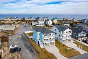 una vista aérea de una ciudad con casas y el océano en KH152 Ocean Breeze, en Kitty Hawk