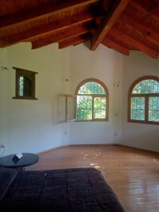 um quarto grande com três janelas e uma mesa em Eco Hotel La Jicarita em Coatepec