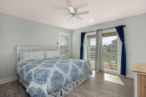1 dormitorio con 1 cama y ventilador de techo en KH152 Ocean Breeze, en Kitty Hawk