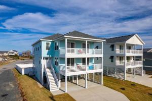 奇蒂豪克KH152 Ocean Breeze的白色阳台的大型蓝色房屋