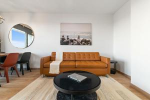 バルセロナにあるTendency Apartments 3のリビングルーム(ソファ、テーブル付)