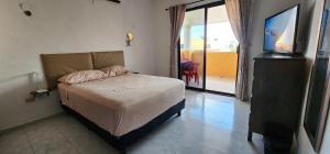 a bedroom with a bed and a television in a room at Piso completo. Hasta 9 personas. Norte MID in Mérida