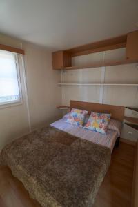 - une chambre avec un lit et 2 oreillers dans l'établissement ZALUAY - Mobile Homes, à Isla Cristina