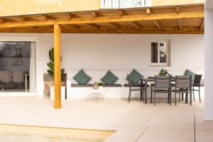 patio con tavolo e sedie di Casa Nahia a Corralejo